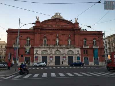 Il Teatro Petruzzelli, simbolo della citt� di Bari. Sub� un incendio doloso che lo tenne chiuso per diversi anni, ma dal 2009 � nuovamente agibile